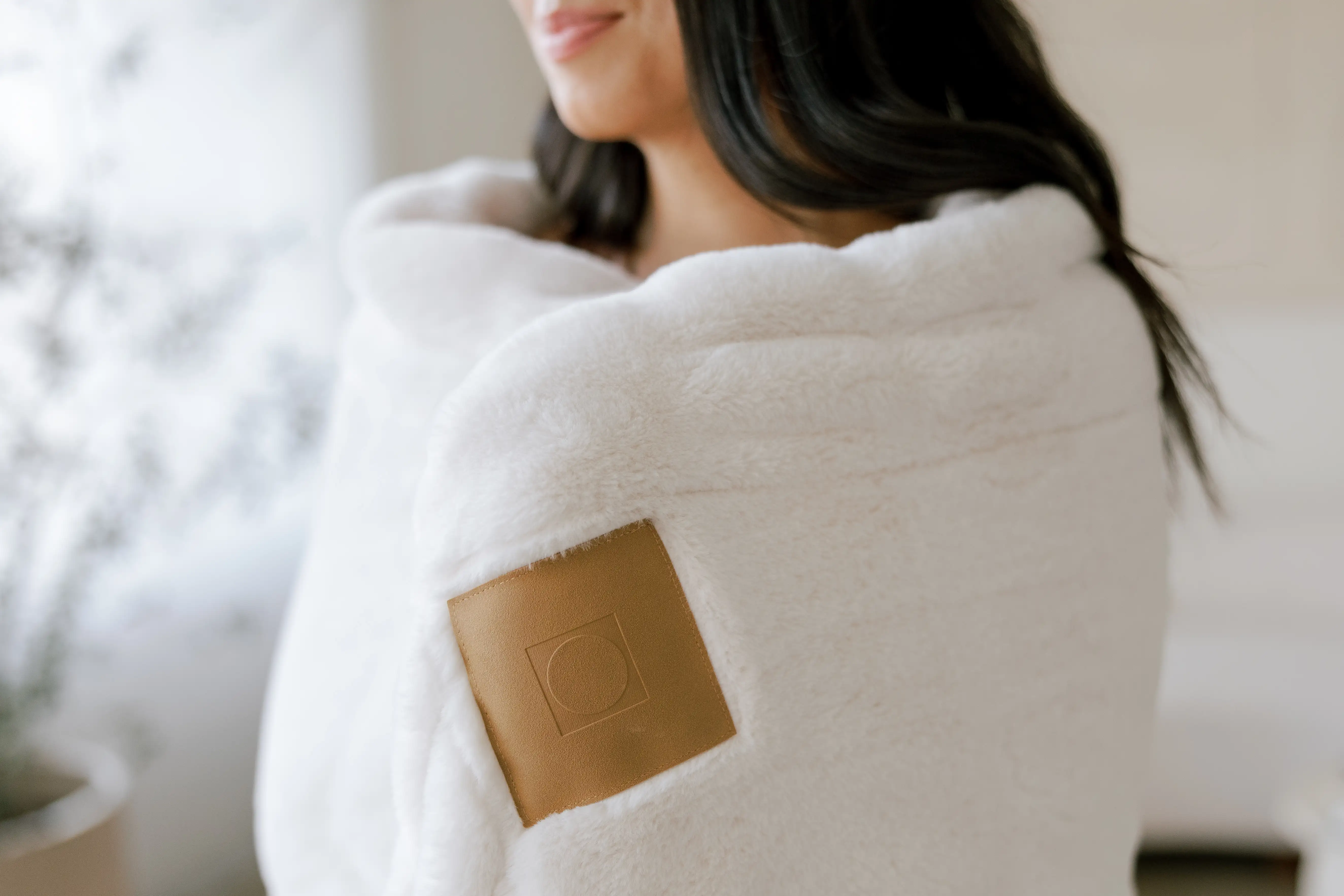 https://assets.phi.health/products/hygge/hygge-blanket-female-standing-wrapped.webp